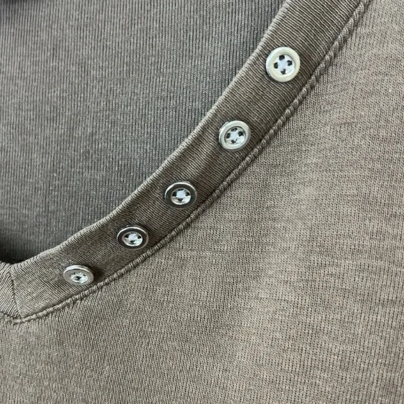Karen Scott shortsleeved tee with button detail on v-neck brown M - Picture 4 of 7